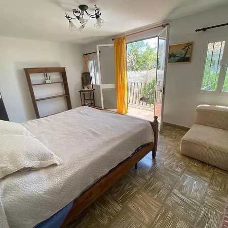 Charming 4 Bedroom Village With Patio Holiday home *