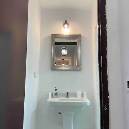 Charming 4 Bedroom Village With Patio *