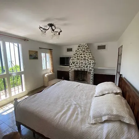 Charming 4 Bedroom Village With Patio Holiday home *