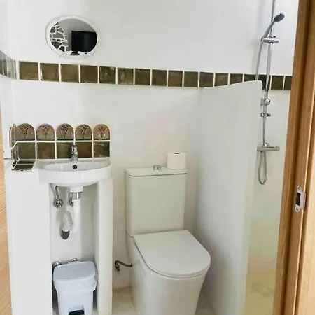 Charming 4 Bedroom Village With Patio Holiday home *