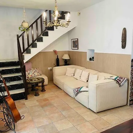 Charming 4 Bedroom Village With Patio *